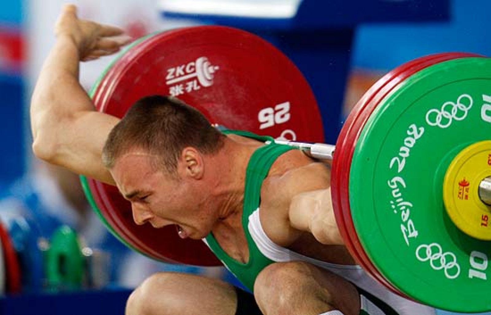 Janos Baranyai tuvo que ser trasladado rápidamente al hospital con una aparatosa dislocación de su codo derecho, sufrida durante la modalidad de arrancada de la categoría de 77 kilos.