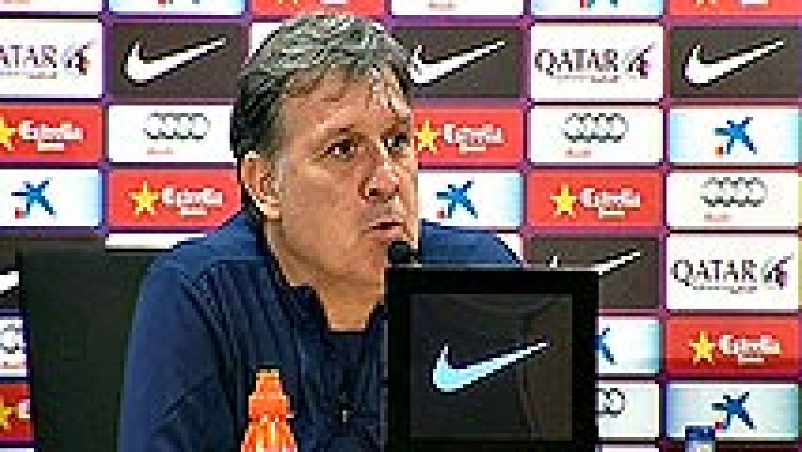 El entrenador del Barcelona, Gerardo 'Tata' Martino, ha dicho hoy que sus jugadores se seguirán aferrando a la ilusión que les queda para continuar luchando por el título de Liga, donde siguen dependiendo de los errores que deberían cometer tanto el