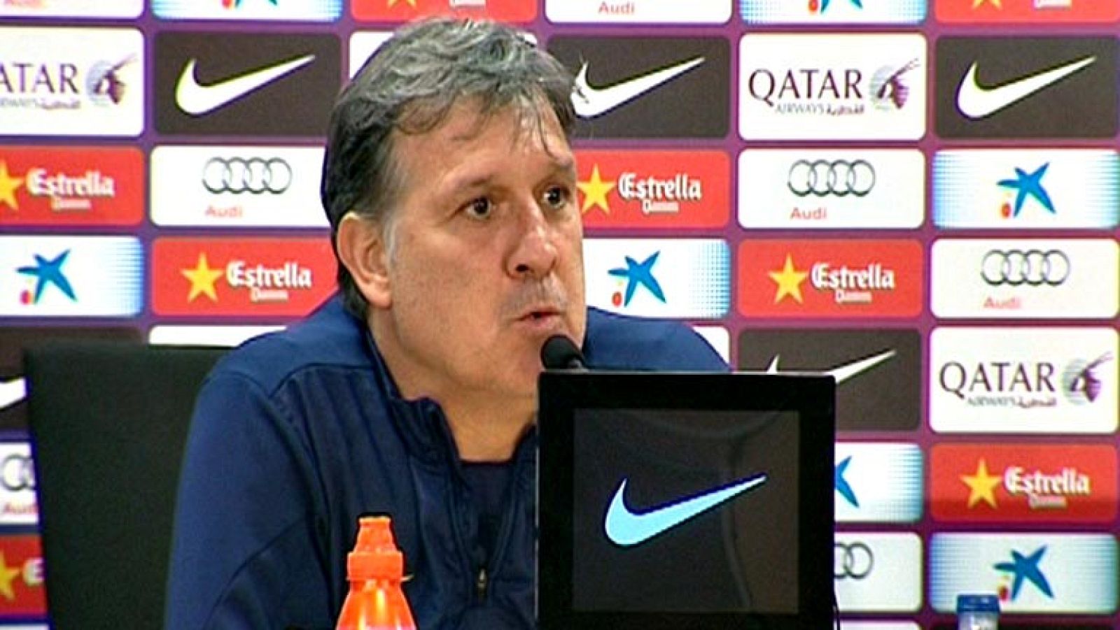 El entrenador del Barcelona, Gerardo 'Tata' Martino, ha dicho hoy que sus jugadores se seguirán aferrando a la ilusión que les queda para continuar luchando por el título de Liga, donde siguen dependiendo de los errores que deberían cometer tanto el 