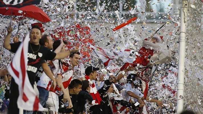 Telediario 1 - El Rayo-Athletic comienza con retraso por la invasión de papeles