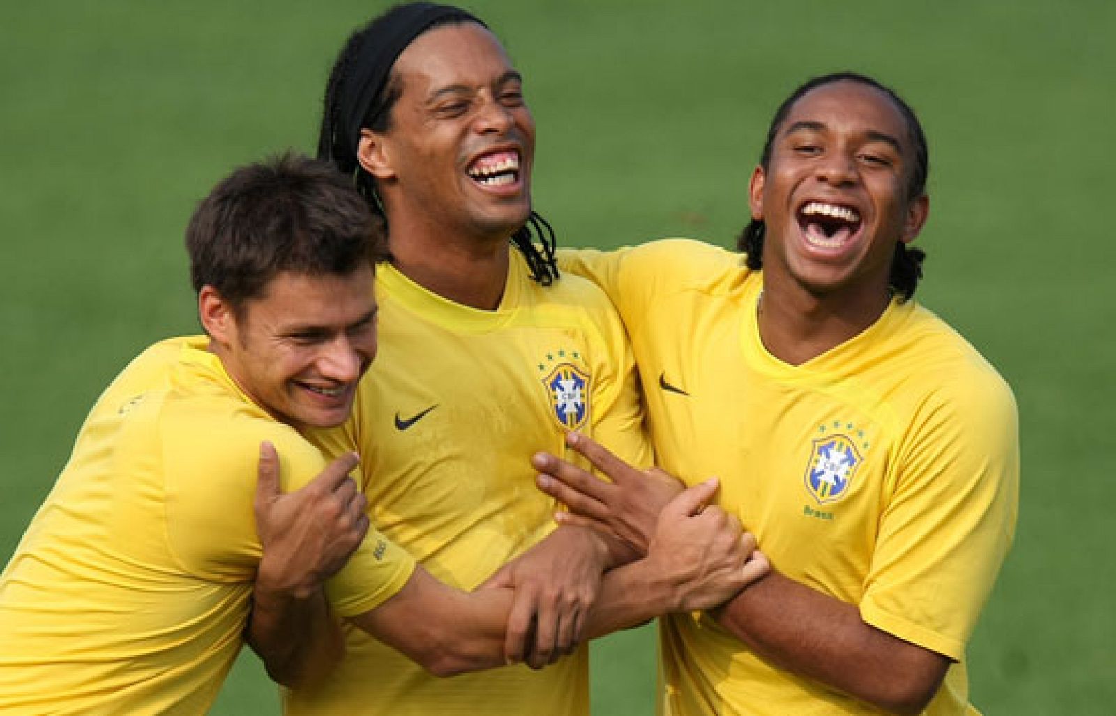 Brasil pasa a cuartos de final tras ganar a China por un cómodo 3-0.