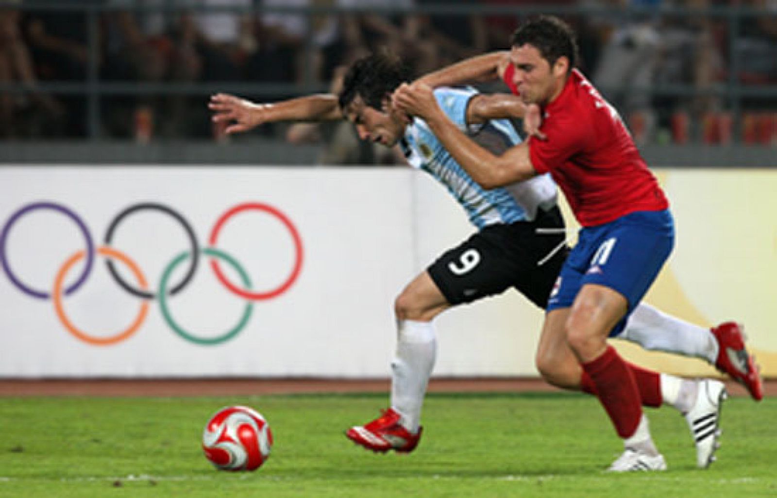 Argentina se medirá a Holanda en los cuartos de final tras vencer a Serbia por dos goles a cero.