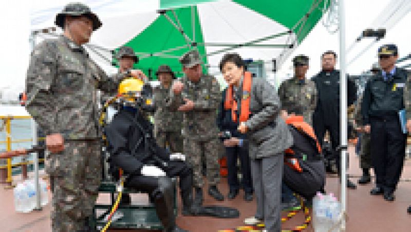 Corea del Sur sigue trabajando para rescatar a las víctimas del ferry hundido