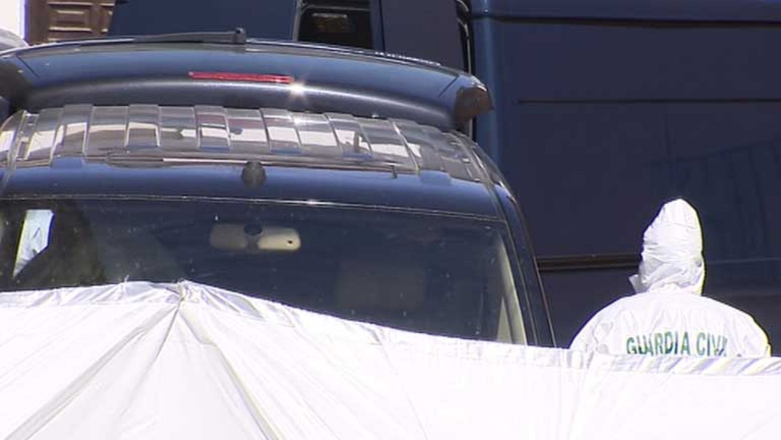 La Guardia Civil busca a un hombre que presuntamente habría degollado a su ex mujer y al novio de esta