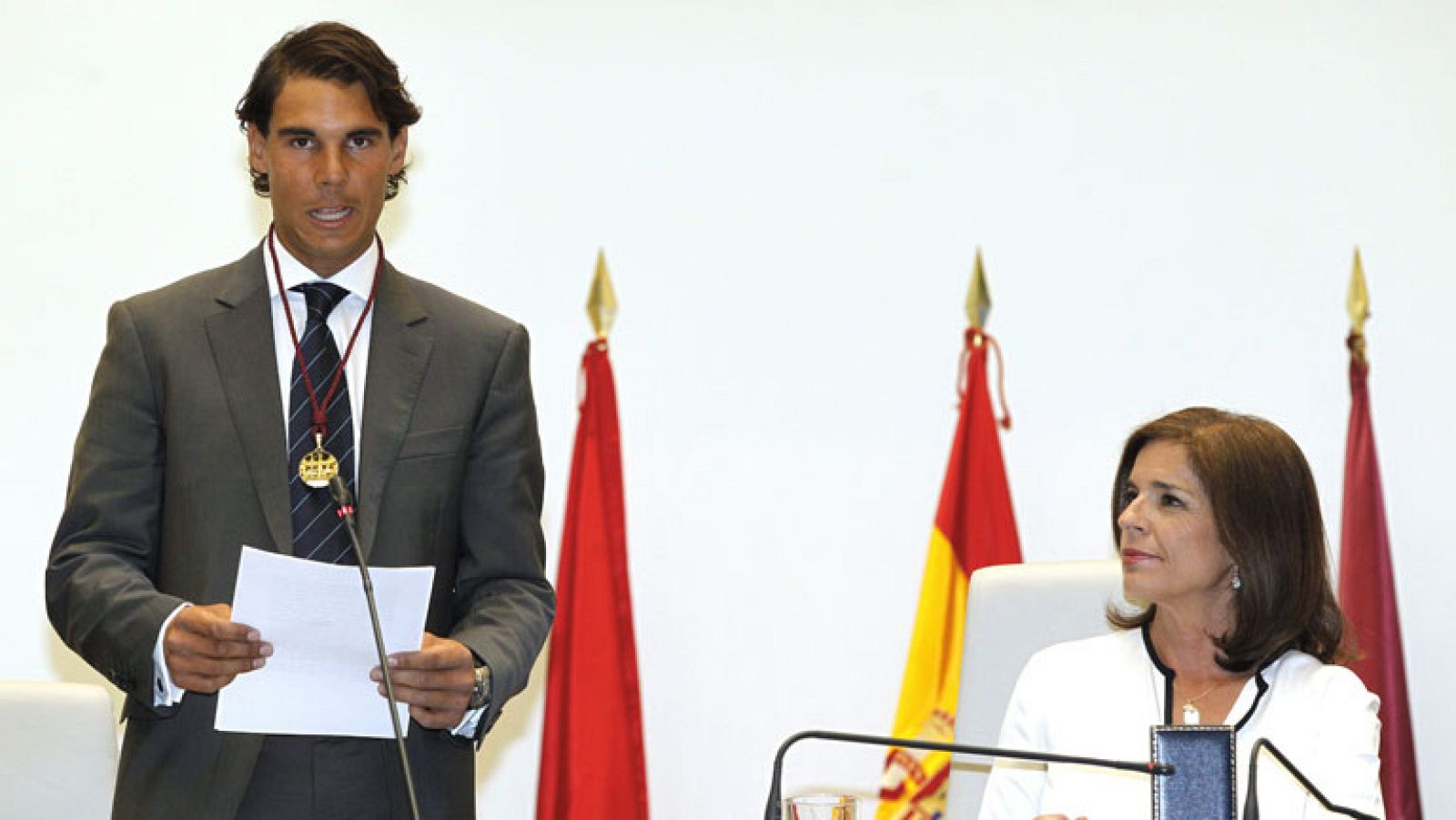 El tenista español Rafa Nadal mantendrá el número uno mundial, en la clasificación de la ATP, ocurra lo que ocurra en el Masters 1000 de Madrid, tras la renuncia del serbio Novak Djokovic por molestias en la muñeca.Existía la posibilidad de que el español perdiera el escalón más alto del podio si Djokovic ganaba en la capital de España y Nadal no superaba los cuartos de final. No hay cambios entre los quince primeros y mínimos entre los veinticinco mejores Ahora Nadal, que defiende título en Madrid, tiene un mayor margen de maniobra en el momento de la temporada, en tierra batida, que más puntos defiende.