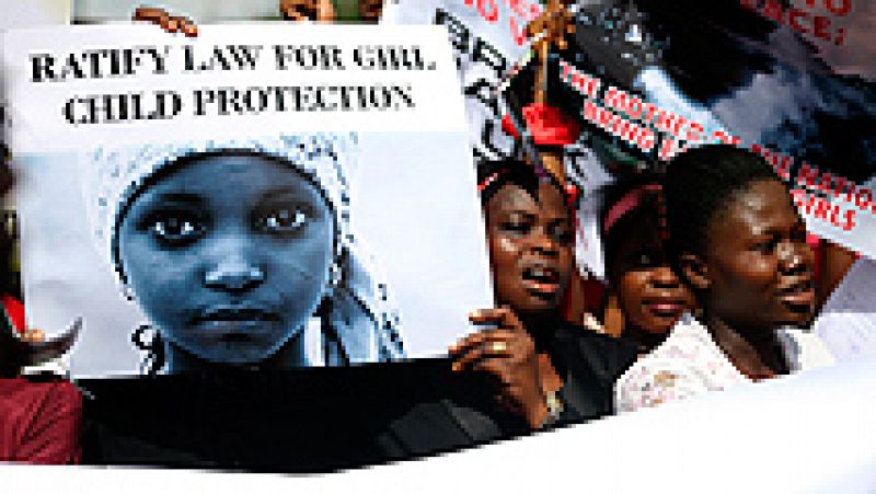  La milicia radical islamista Boko Haram ha reivindicado el secuestro de las 200 niñas que permanecen desaparecidas en Nigeria desde mediados de abril, mientras que el presidente, Goodluck Jonathan, ha reconocido que el Gobierno federal desconoce su paradero. Por otra parte, una mujer que lideró una protesta ante la primera dama por el secuestro de las niñas ha sido detenida por orden de la mujer del presidente.