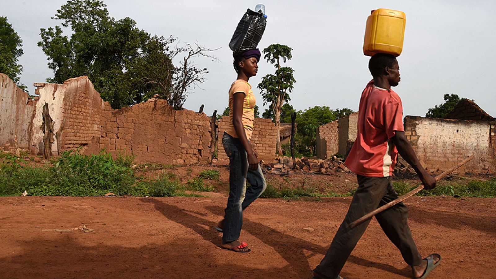  Al menos 75 personas han muerto en los últimos diez días en el noroeste de República Centroafricana en distintos ataques atribuidos al exrebelde Seleka y a las milicias del grupo etnico Fulani, según han asegurado este lunes fuentes militares africanas. a ONG Médicos Sin Fronteras ha decidido reducir sus actividades en el país tras los recientes ataques contra sus hospitales.