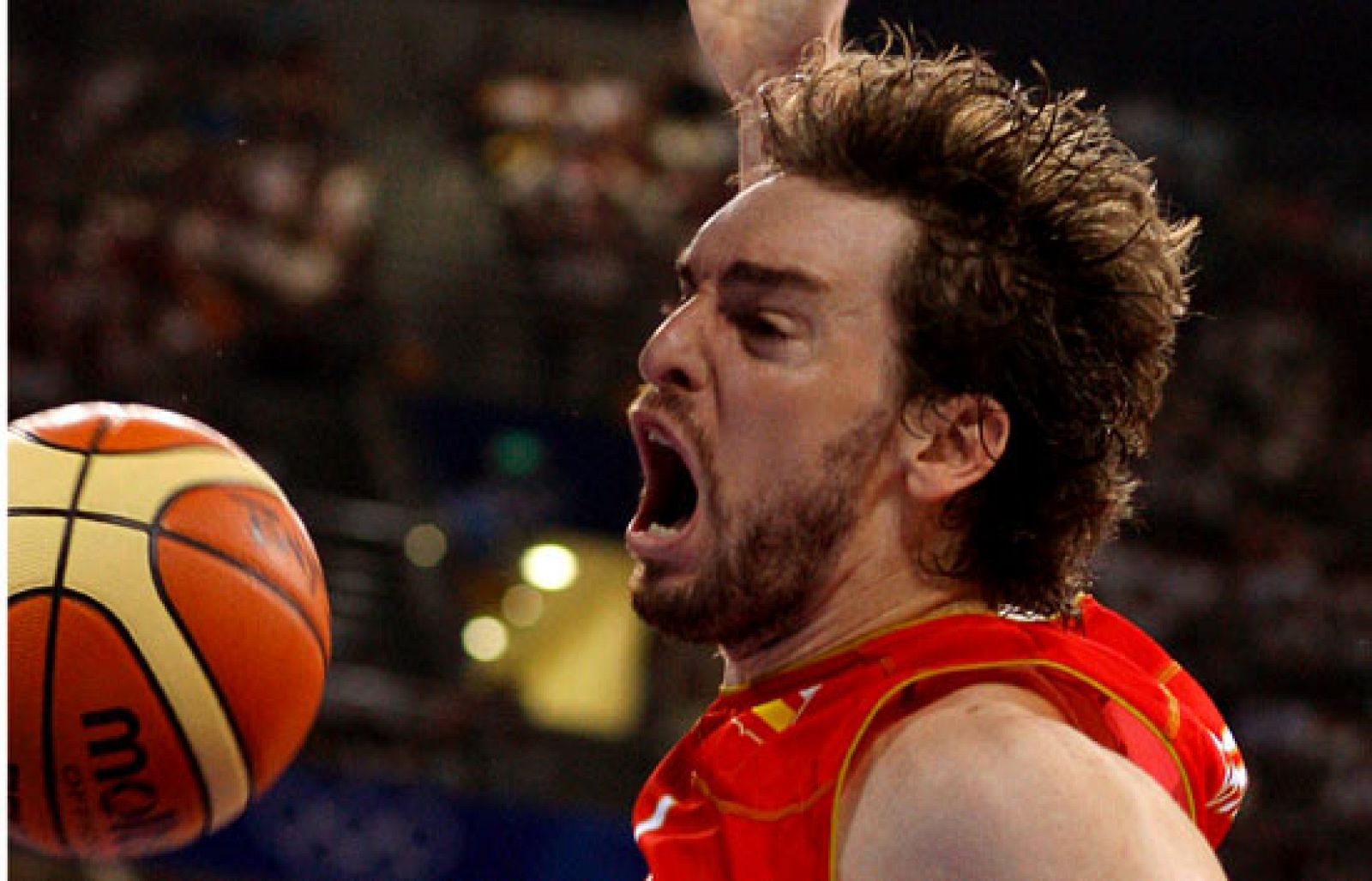 Pau Gasol hace una gran jugada contra Alemania. Después de pasarse el balón entre las piernas, Gasol entra a canasta y machaca.