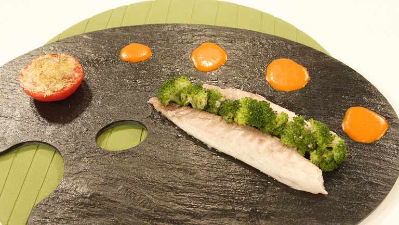 Besugo a la sal con chupito de piquillos y queso