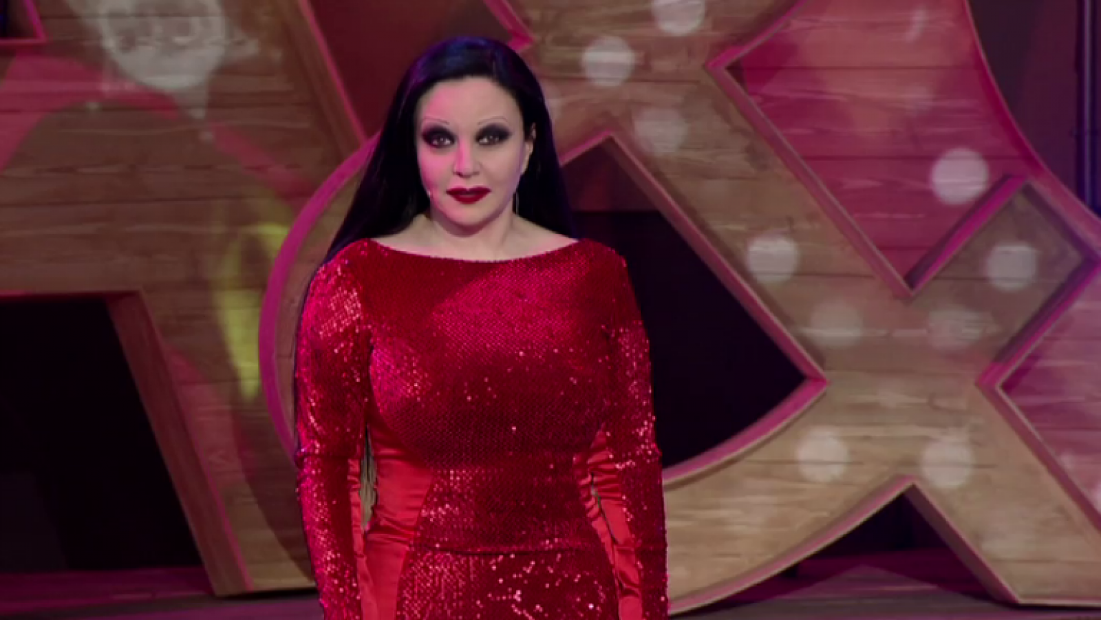 Alaska recibe una visita conocida en #alaskaycoronas13