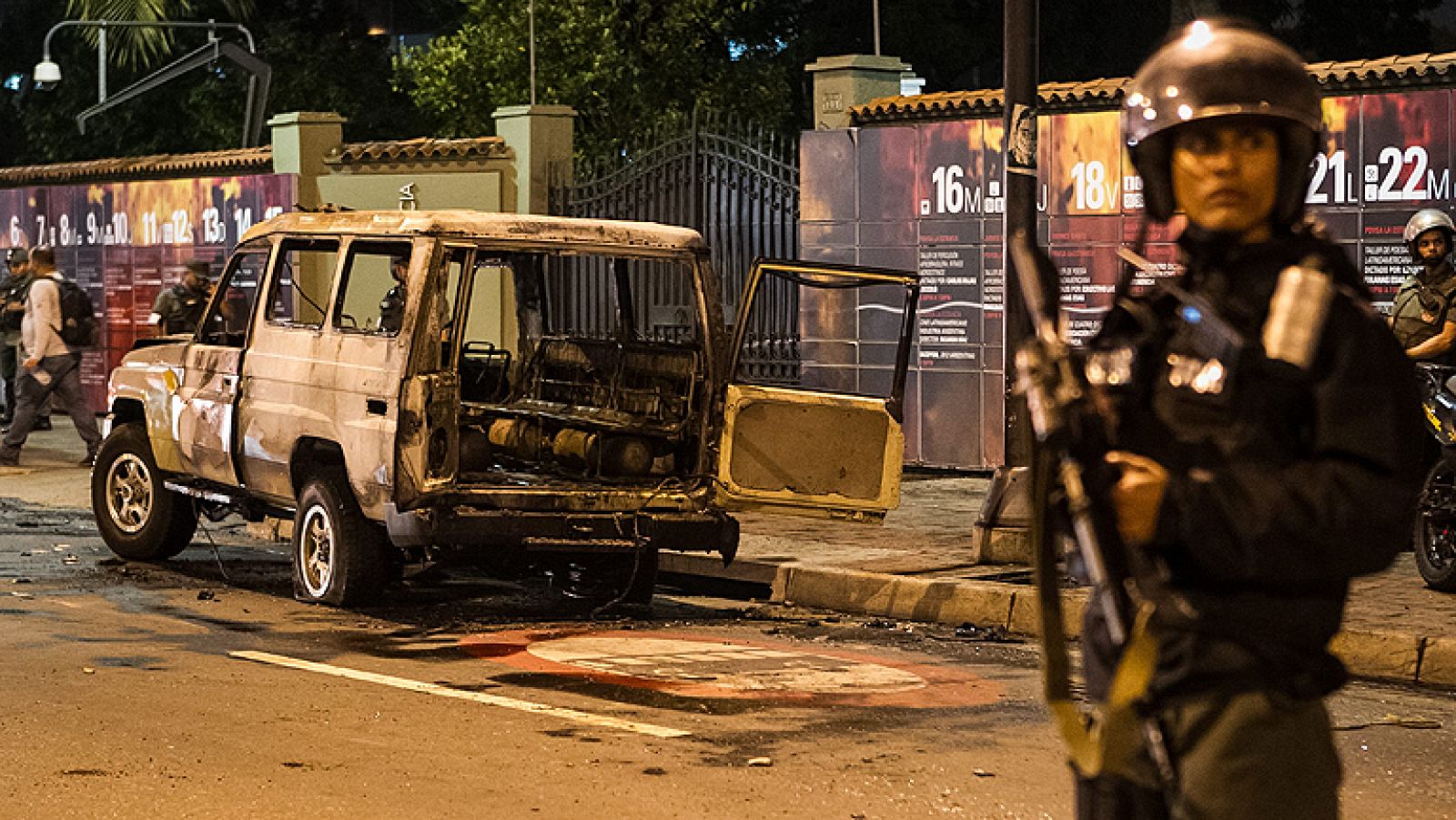  Human Rights Watch ha denunciado que los jueces y fiscales venezolanos ignoran las pruebas de abusos sistemáticos en las marchas contra el gobierno. Lo dice en un informe titulado "Castigados por protestar", HRW presenta sus conclusiones tras una investigación llevada a cabo en marzo con visitas a Caracas y los estados de Carabobo, Lara y Miranda y entrevistas con gran cantidad de ¿víctimas de abusos, sus familiares, testigos, profesionales médicos, periodistas y defensores de los derechos humanos".