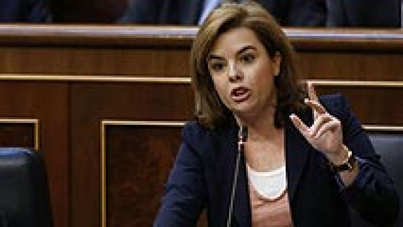 El Gobierno aprobará en mayo un nuevo plan de reactivación económica y de crecimiento con el fin de impulsar el sector de la industria y crear empleo, según ha anunciado en el Congreso de los Diputados la vicepresidenta del Gobierno, Soraya Sáenz de Santamaría. La vicepresidenta del Gobierno y la portavoz parlamentaria socialista, Soraya Rodríguez, se han enzarzado con los datos de empleo y Sáenz de Santamaría le ha dicho: "Cuanto mejor le va a España peor le va al PSOE y ese es su gran problema". Le ha acusado, además, de negar que ahora hay 300.000 parados menos.