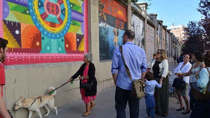 La Tabacalera se llenan de color estos días con motivo del proyecto Muros, que pretende convertir el perímetro de este centro madrileño en espacios de arte para disfrute de todos los ciudadanos.