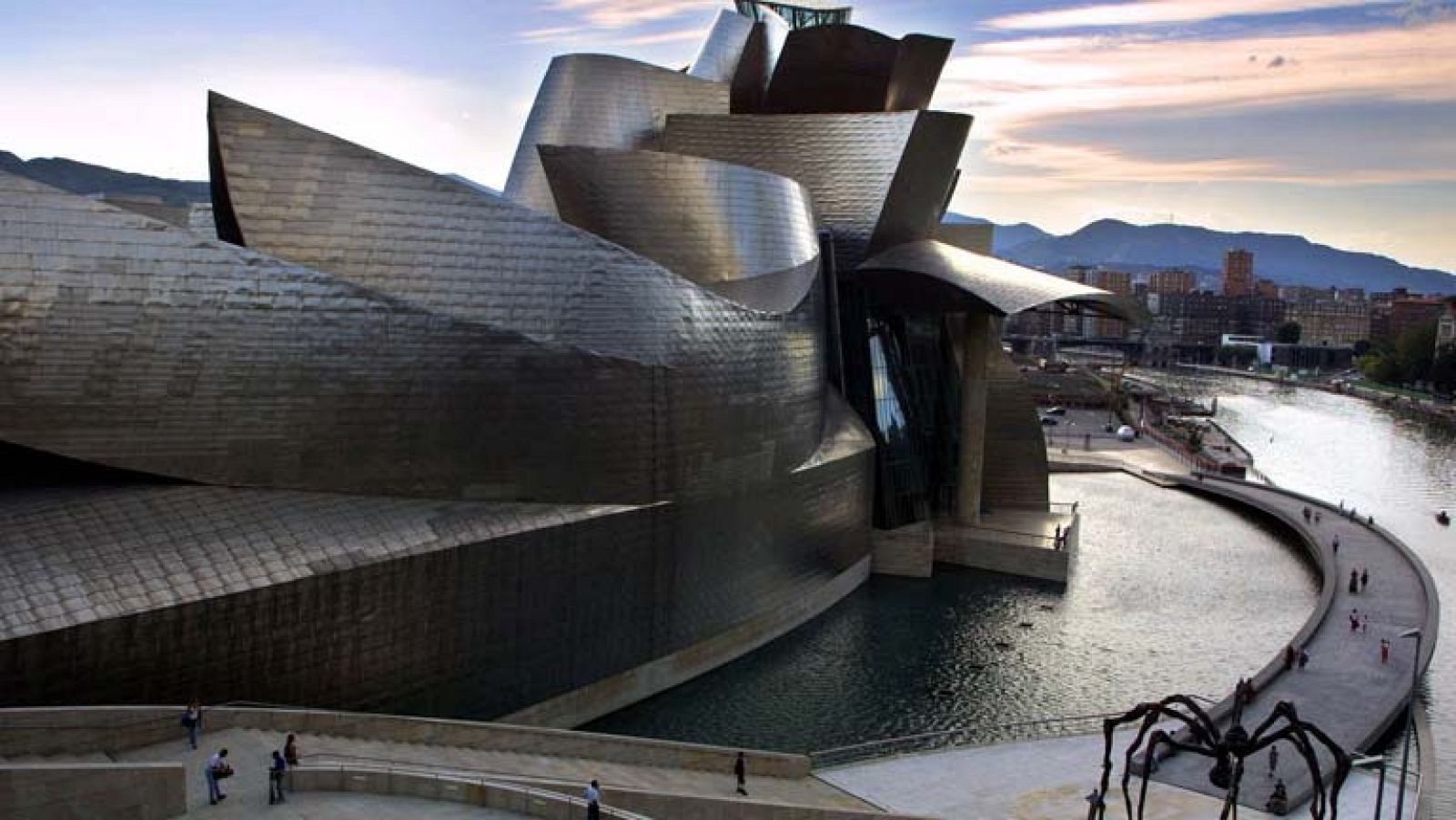 Juan Ignacio Vidarte, director del Guggenheim de Bilbao: "No solo nos ha aportado un edificio extaordinario, sino además un símbolo de la ciudad" - Informativo 24h | Ver