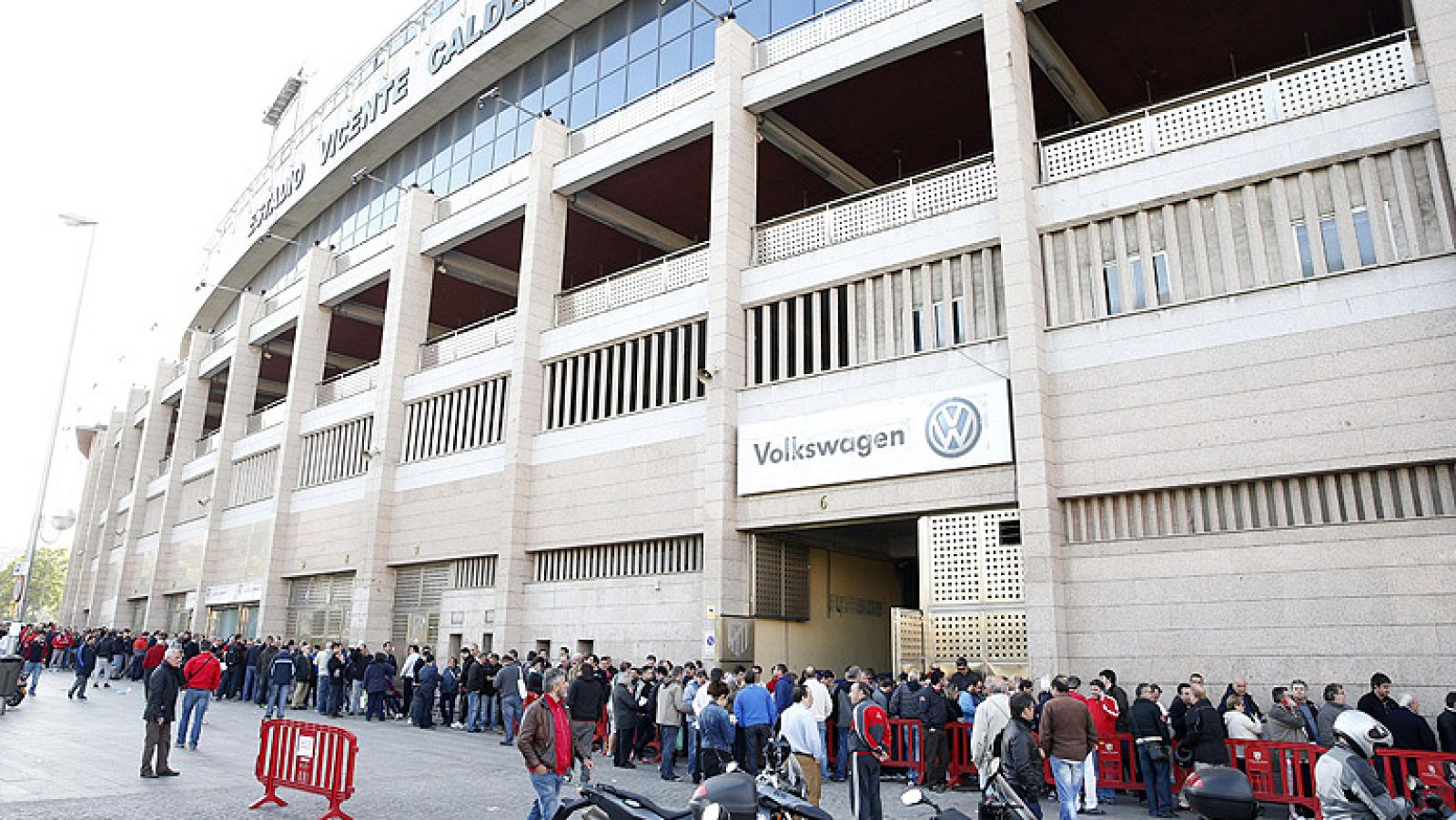 Tras un largo día de esperas ante las taquillas del Calderón, este miércoles se han repetido las imágenes de colas de aficionados para conseguir una entrada para la final de Champions.