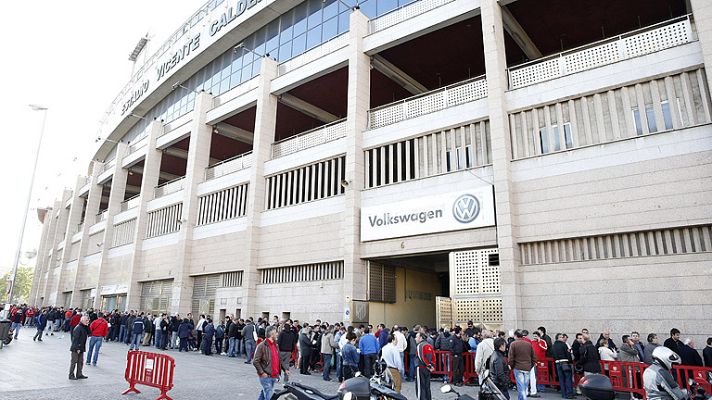 Telediario 1 - Nueva jornada de colas en el Calderón