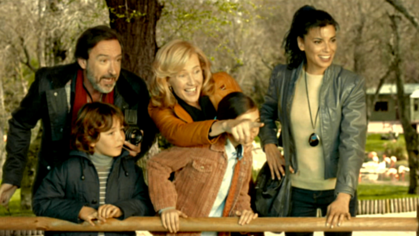 Cuéntame cómo pasó - Merche, Inés y los niños conocen a Chulín de la mano de Lucas