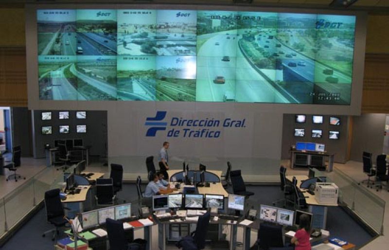 La Dirección General de Tráfico desde dentro. Así trabajan las personas que vigilan el estado de las carreteras españolas.