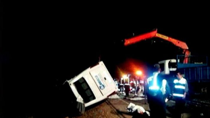 Informativo 24h - Al menos cinco jóvenes han muerto en el accidente de un microbús en Badajoz