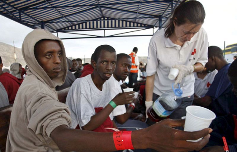 En menos de 24 horas han llegado a Canarias 214 inmigrantes. Salvamento Marítimo ha rescatado un cayuco con unas 70 personas, de las que 10 podríans ser menores. 