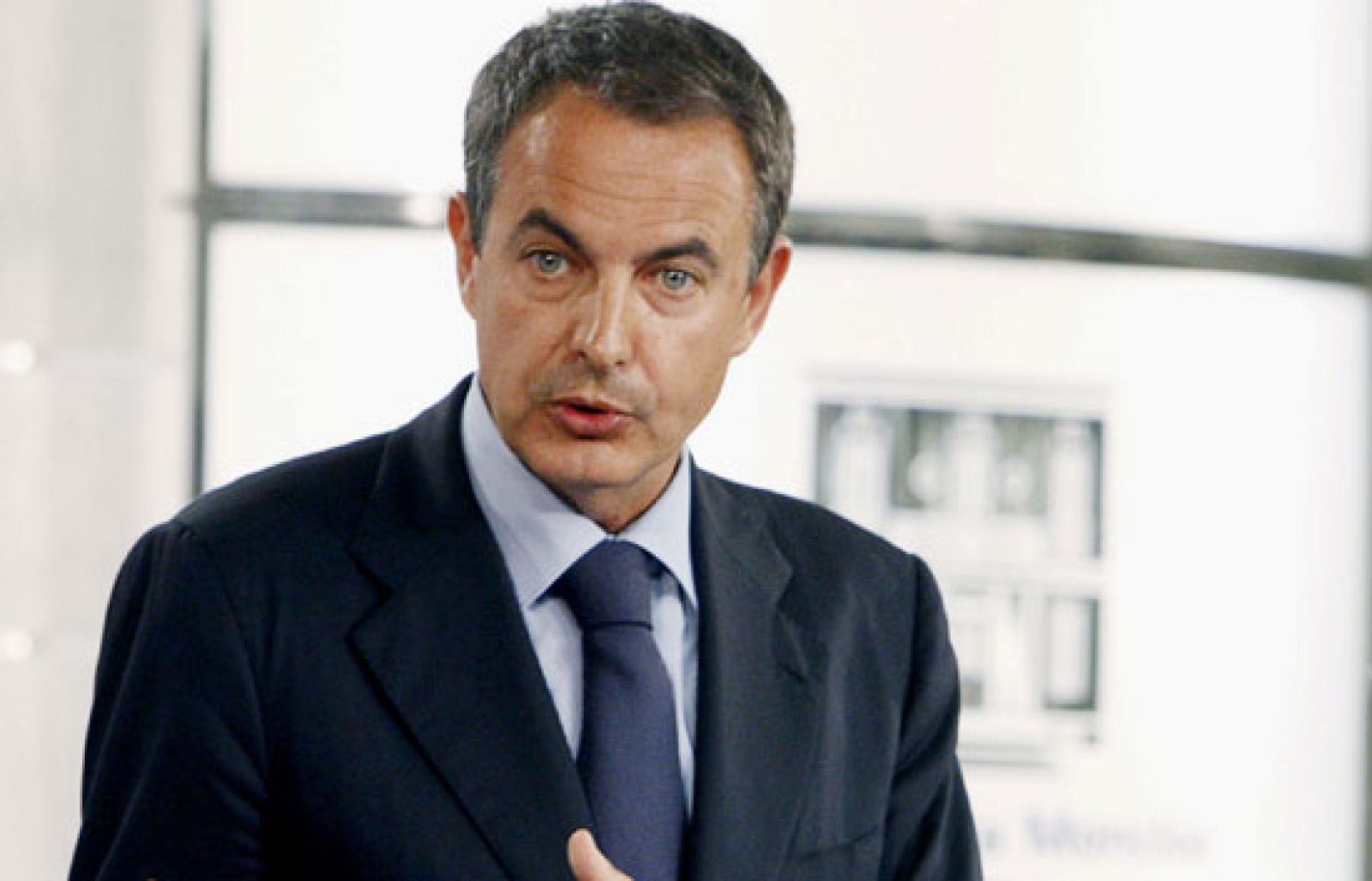 El Presidente del Gobierno, José Luis Rodríguez Zapatero, ha dicho que la Unión Europea debe asumir el liderazgo para el mantenimiento de la paz y ha lanzado una llamada al diálogo y al entendimiento.