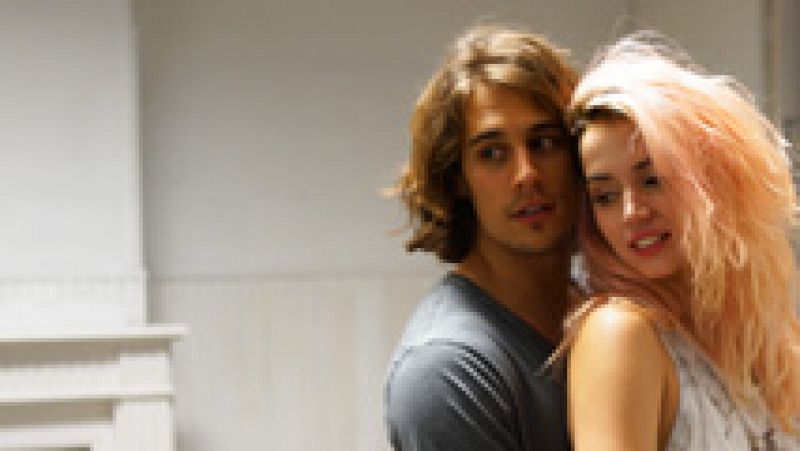   RTVE.es te ofrece en exclusiva el 'making of' de 'Por un puñado de besos', la nueva película de David Menkes con Martín Rivas y Ana de Armas. Basada en una novela de Jordi Sierra i Fabra, se estrena en los cines el 16 de mayo.

'Por un puñado de besos' cuenta la historia de Sol, una hermosa y sensible chica de veintiún años, cuyos sueños se quebraron trágicamente y emprendió la búsqueda de un alma gemela con quien compartir todo el tiempo que fuera posible hasta encontrar a Dani. Sin embargo, Dani esconde un secreto que puede hacer añicos las ilusiones de Sol. ¿Podrán un puñado de besos cambiar sus vidas para siempre?

