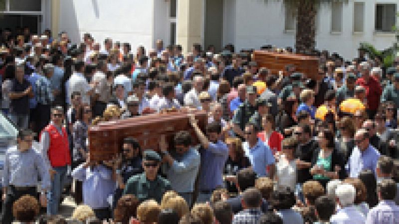 Centenares de personas despiden a los cinco niños fallecidos en Badajoz