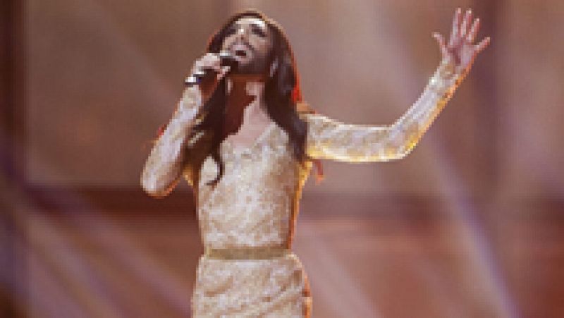 Conchita Wurst canta "Rise like a phoenix" en representación de Austria