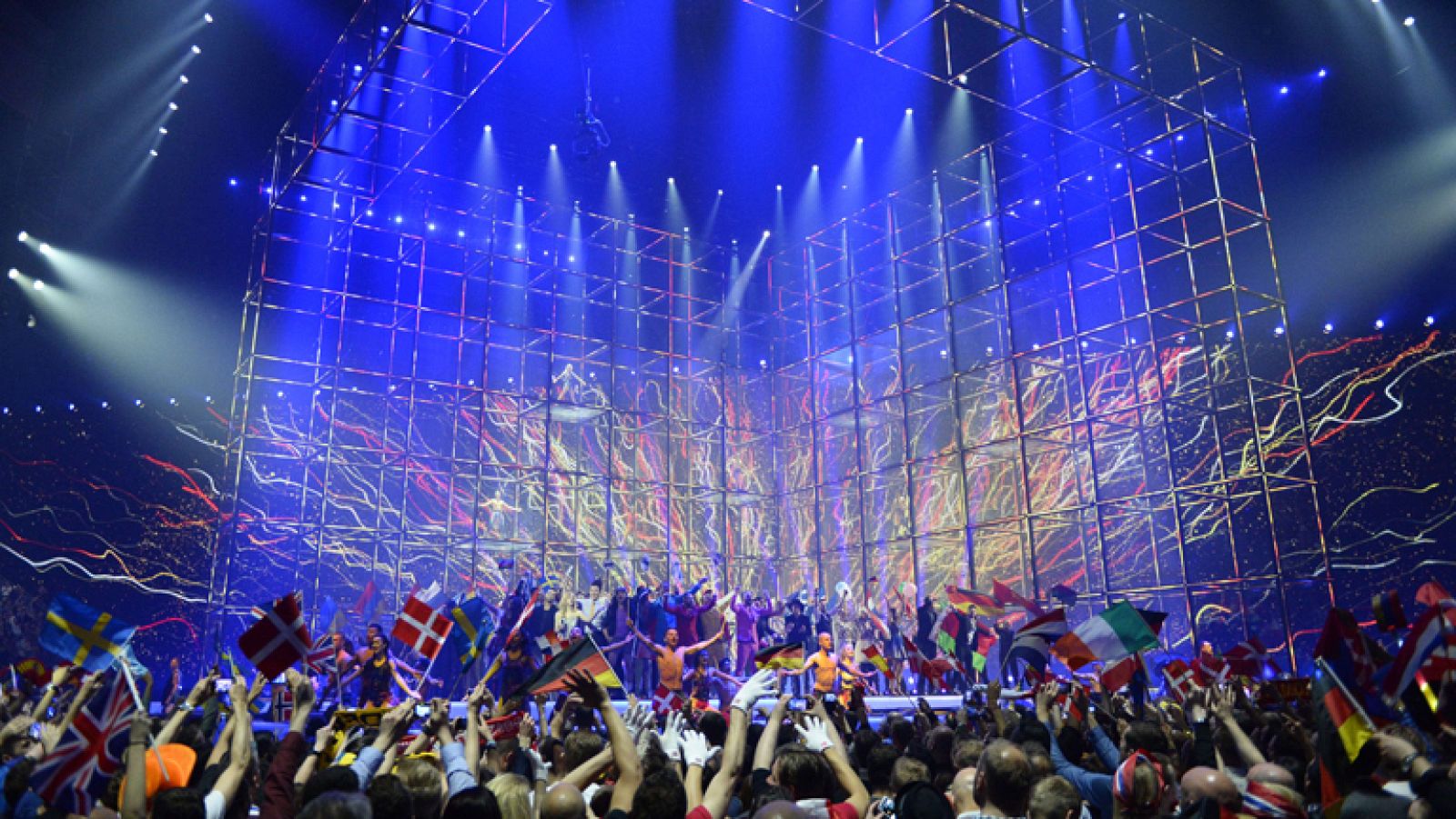 Emmelie canta con todos los participantes de Eurovisión "Only Teardrops"