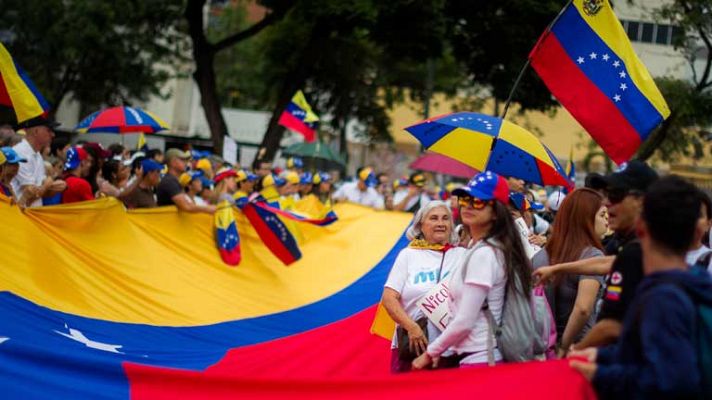 Telediario 1 - Nuevos enfrentamientos entre manifestantes y policías en Ven