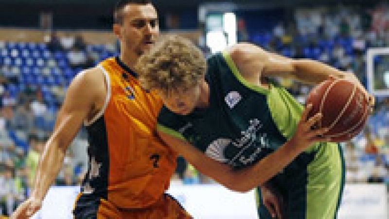 El Unicaja de Málaga se ha asegurado el 'factor cancha' para los cuartos de final con su victoria sobre el Fuenlabrada, que, a pesar de la derrota, confirmó su permanencia.