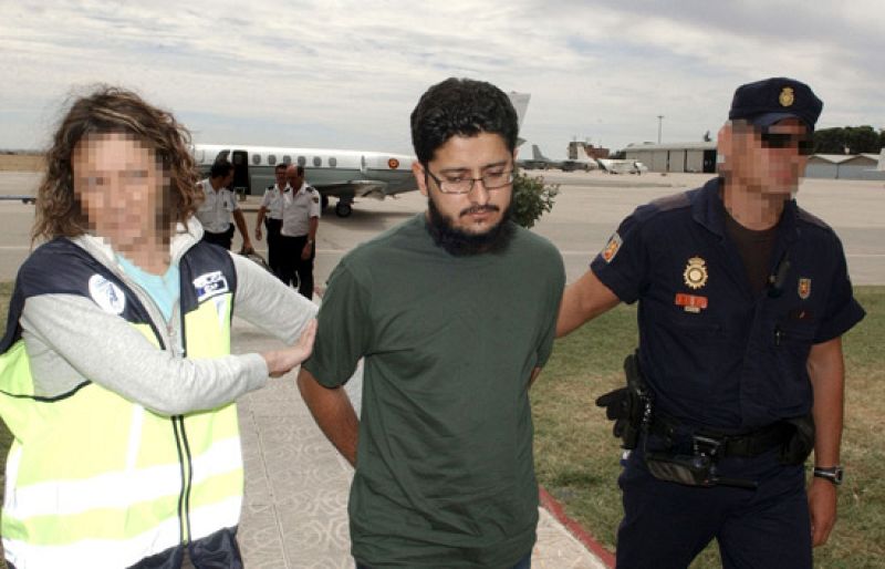  Holanda ha entregado a España al paquistaní Akeel Abassi uno de los miembros de la presunta célula islamista desarticulada en Barcelona el pasado mes de enero. 