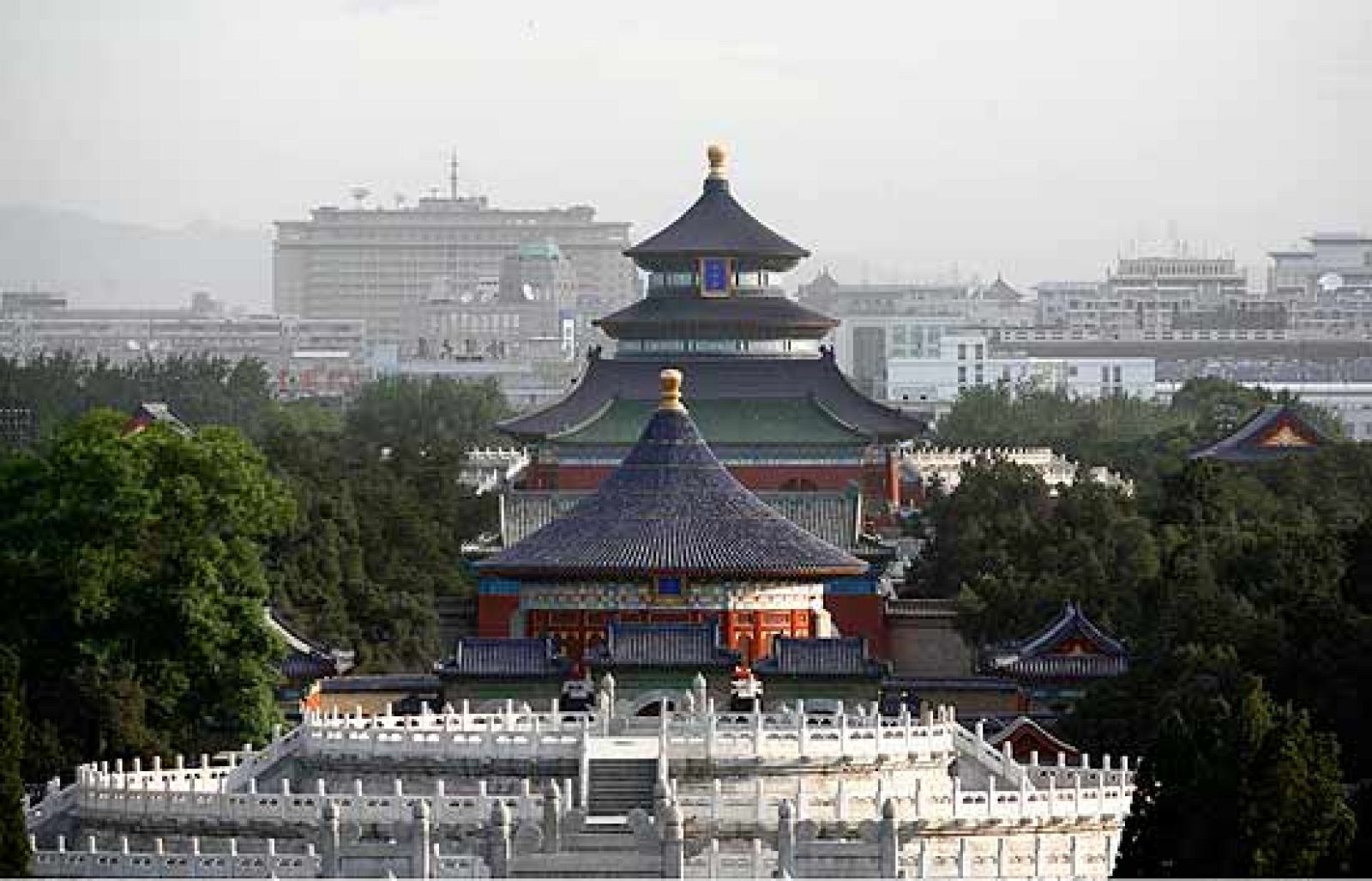 En China se esperaban un millón de turistas para los Juegos y la cifra ronda los 400.000. Por este motivo, sobran voluntarios para atender a los visitantes.