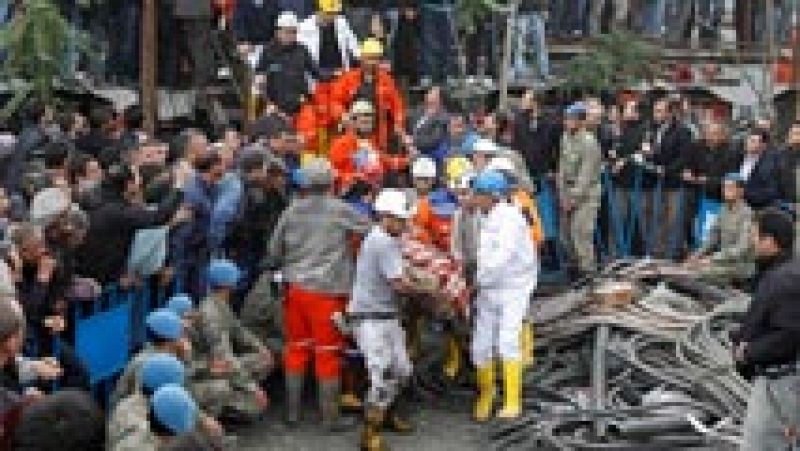 El fuego y el gas dificultan el rescate de cientos de mineros atrapados en el sur de Turquía 