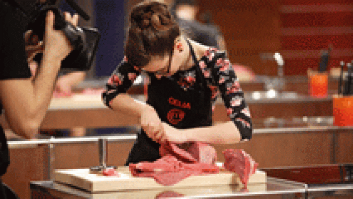 Celia deja el veganismo y se pasa a los buenos filetes