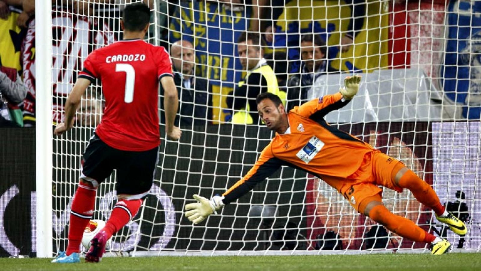 El Sevilla FC, merced a su victoria en la tanda de penaltis ante el Benfica de Lisboa en la final de la Liga Europa que se disputó anoche en el Juventus Stadium de Turín, ha entrado en el selecto club de equipos que han conseguido este torneo en tres