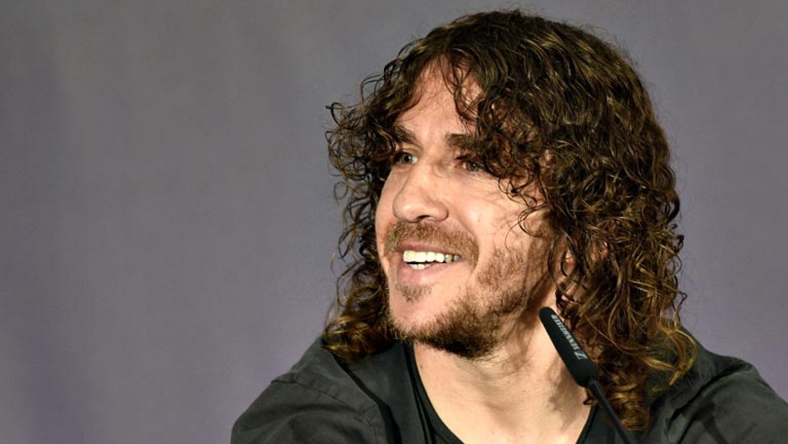 El capitán barcelonista Carles Puyol ha anunciado su adiós del club catalán tras quince años al máximo nivel, tanto en la entidad azulgrana como en la selección española, donde ha acumulado todos los títulos posibles. En una multitudinaria conferenci