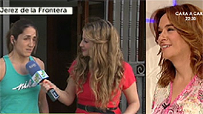 La atleta Mercedes Silla apoya a unos vecinos de Jerez
