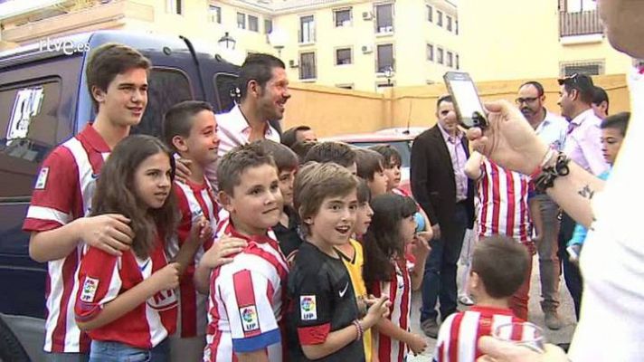 Simeone vela armas recibiendo el cariño de su peña