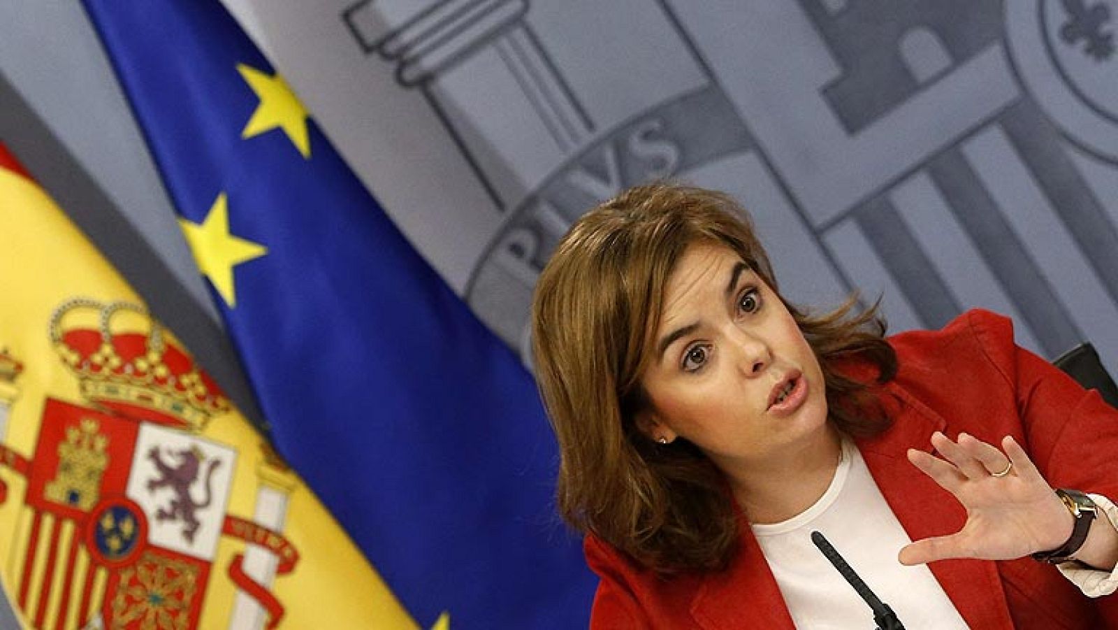 El Gobierno estudiará si es necesario reforzar el Código Penal para perseguir los delitos en internet, después de que en los últimos días dos personas hayan sido imputadas por difundir comentarios en las redes sociales mofándose del asesinato de la presidenta de la Diputación de León, Isabel Carrasco, y hacer presunta apología para la comisión del asesinato. Así lo ha anunciado este viernes la vicepresidenta del Gobierno, Soraya Sáenz de Santamaría, que ha señalado que ya hay delitos tipificados en nuestro Ordenamiento Jurídico con independencia del medio en el que se cometan.