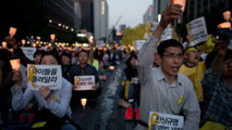 Miles de surcoreanos protestan contra el Gobierno un mes después del naufragio del Sewol