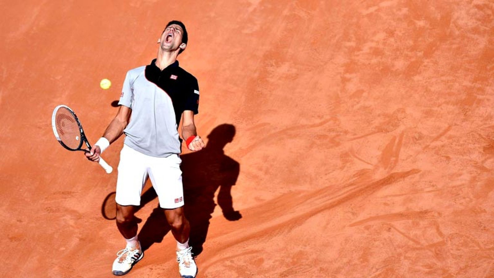 El serbio Novak Djokovic se impuso hoy en la final del Abierto de Italia al español Rafael Nadal (4-6, 6-3 y 6-3) en dos horas y 19 minutos, y consiguió su tercer título en el Foro Itálico, antesala de Roland Garros, el Grand Slam de la temporada sob