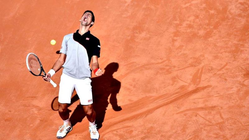 El serbio Novak Djokovic se impuso hoy en la final del Abierto de Italia al español Rafael Nadal (4-6, 6-3 y 6-3) en dos horas y 19 minutos, y consiguió su tercer título en el Foro Itálico, antesala de Roland Garros, el Grand Slam de la temporada sob
