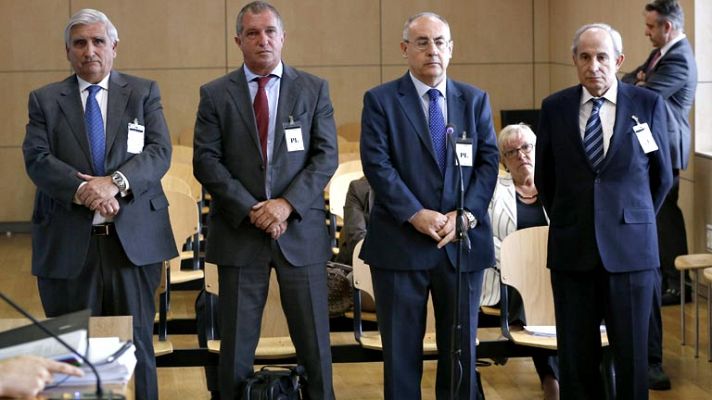 Telediario 1 - Ex directivos de una caja en el banquillo de los acusados
