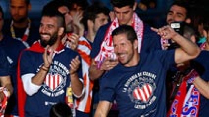 El Atlético celebra la liga con Simeone mostrándoles el camino