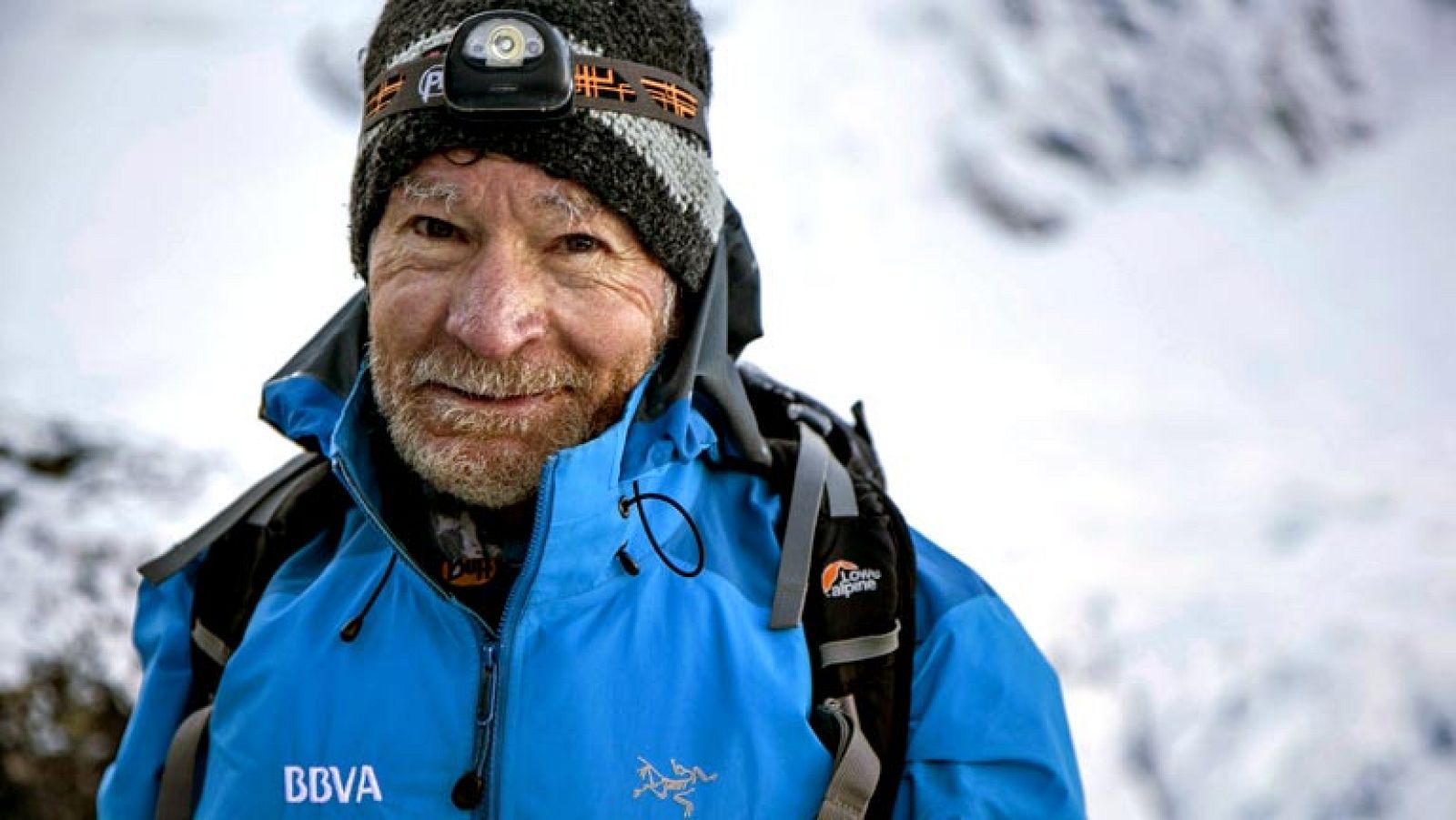 El alpinista español Carlos Soria, de 75 años, se ha convertido en la persona de más edad en alcanzar la cima de la tercera montaña más alta del planeta, el Kanchenjunga (8.586 metros), al hacer cumbre esta mañana a las 9.05 horas (5.20 hora española
