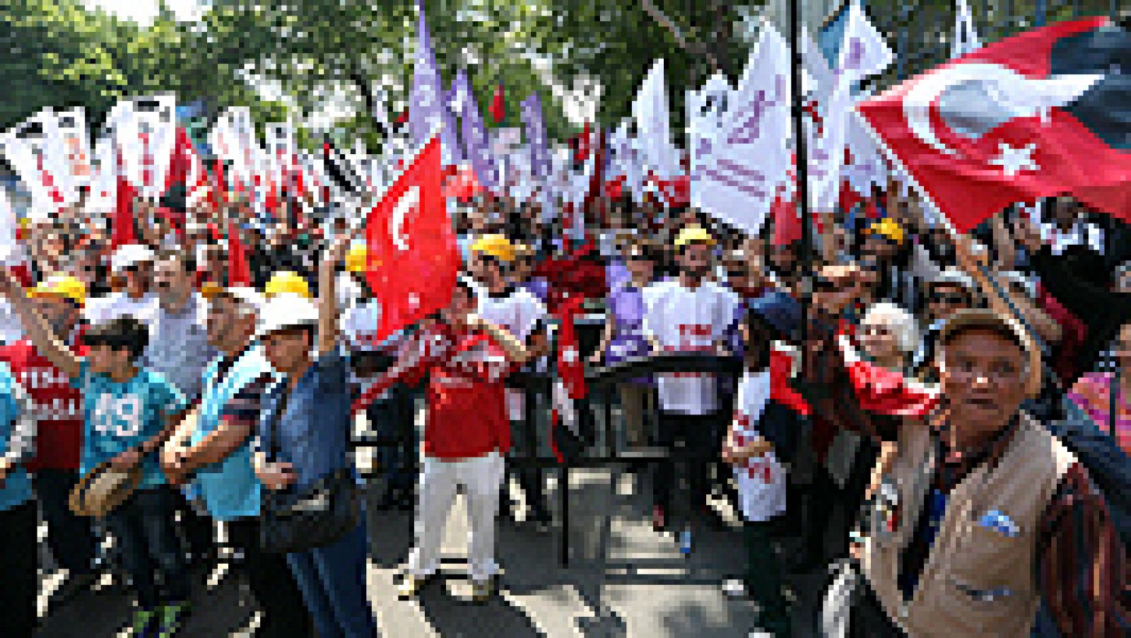  El derrumbamiento de una mina de carbón el día 13 de mayo en la localidad turca de Soma, no solo deja un abultado balance de víctimas -301 muertos es la cifra oficial-. El suceso ha puesto a la luz las duras condiciones a las que se enfrentan los mineros turcos en su trabajo.