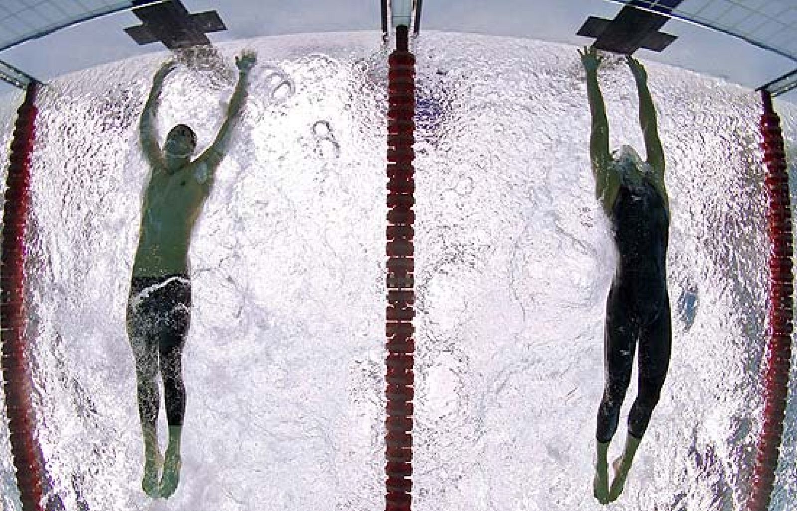 Michael Phelps ha logrado la hazaña de igualar el récord de Mark Spitz obtenido en Munich 1972, al conquistar 7 oros en unos mismos juegos. 