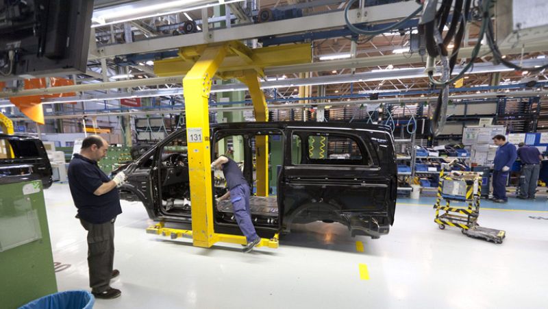 El Rey asiste a la presentación de dos nuevos modelos de Mercedes-Benz en la fábrica de Vitoria