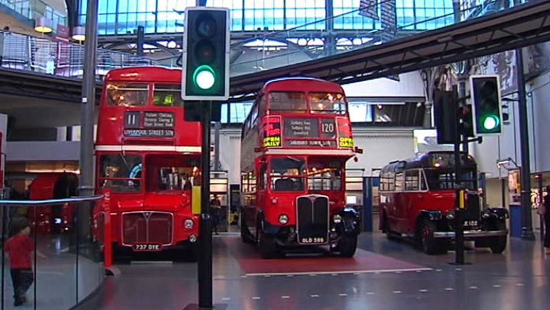 Una exposición recuerda en Londres el papel que desempeñaron sus famosos autobuses de dos pisos en la Primera Guerra Mundial